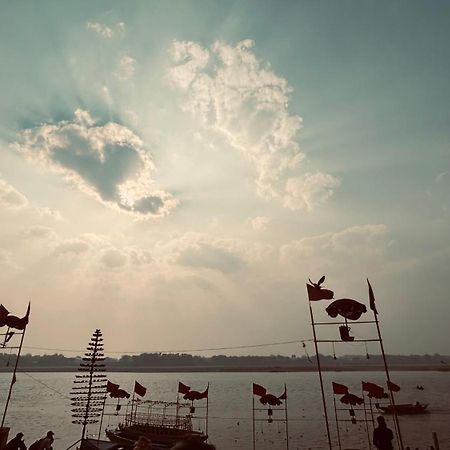 Tandon Lodge On The Ganga Ghat Homestay พาราณสี ภายนอก รูปภาพ