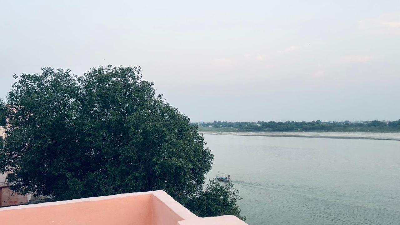 Tandon Lodge On The Ganga Ghat Homestay พาราณสี ภายนอก รูปภาพ