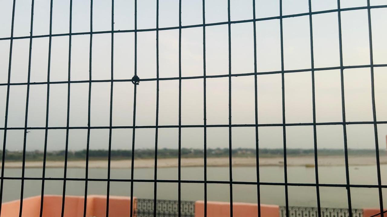 Tandon Lodge On The Ganga Ghat Homestay พาราณสี ภายนอก รูปภาพ