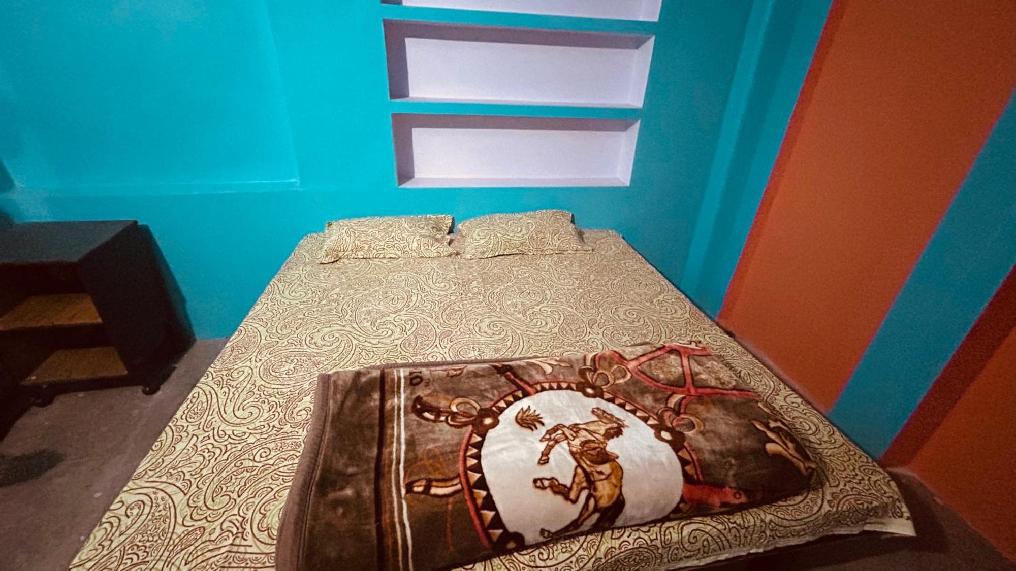 Tandon Lodge On The Ganga Ghat Homestay พาราณสี ภายนอก รูปภาพ