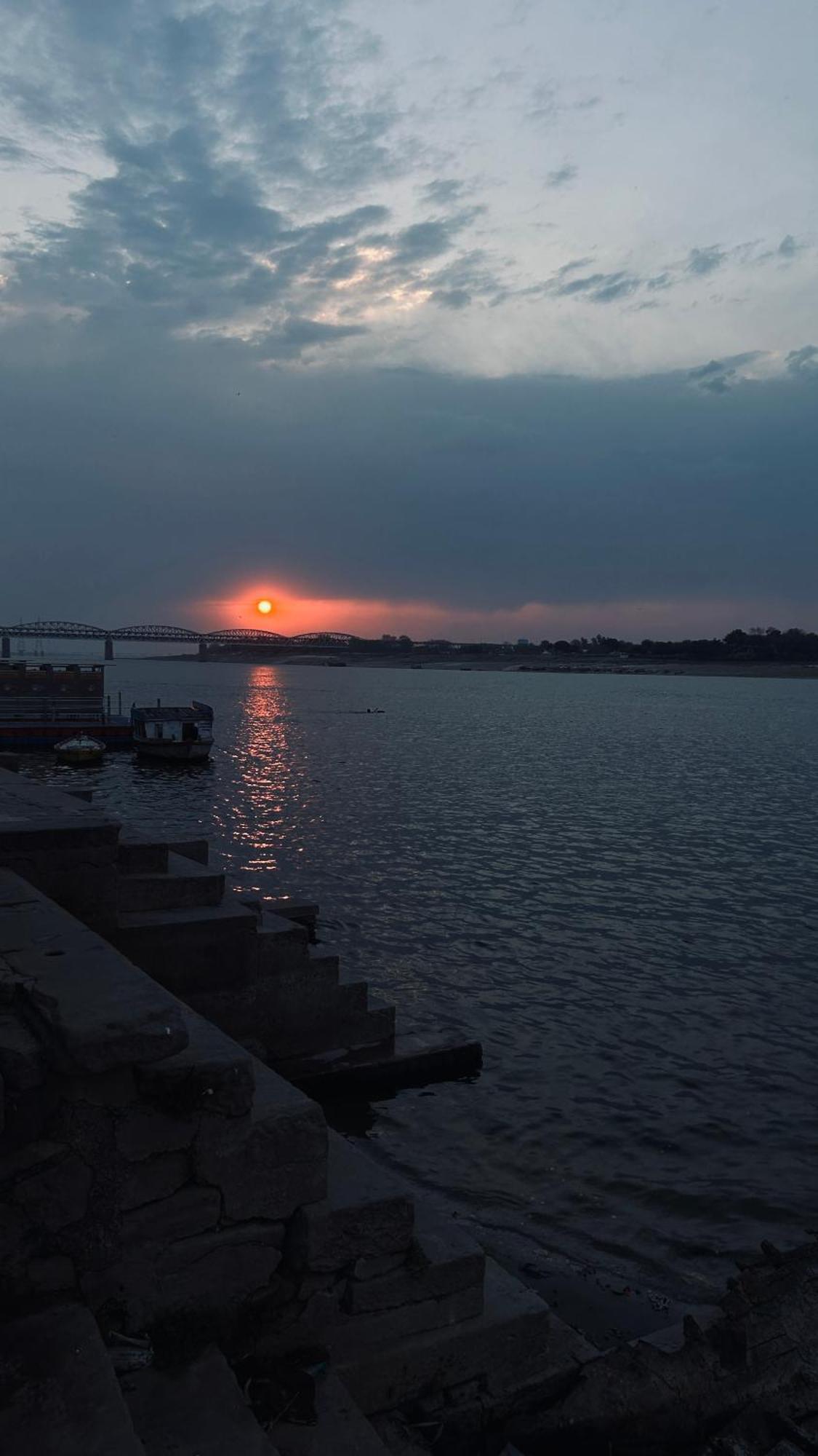 Tandon Lodge On The Ganga Ghat Homestay พาราณสี ภายนอก รูปภาพ